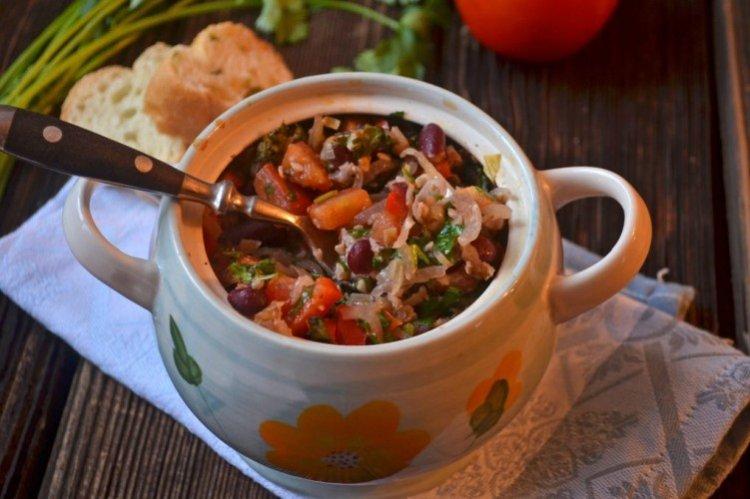 Фасоль с овощами в горшочках