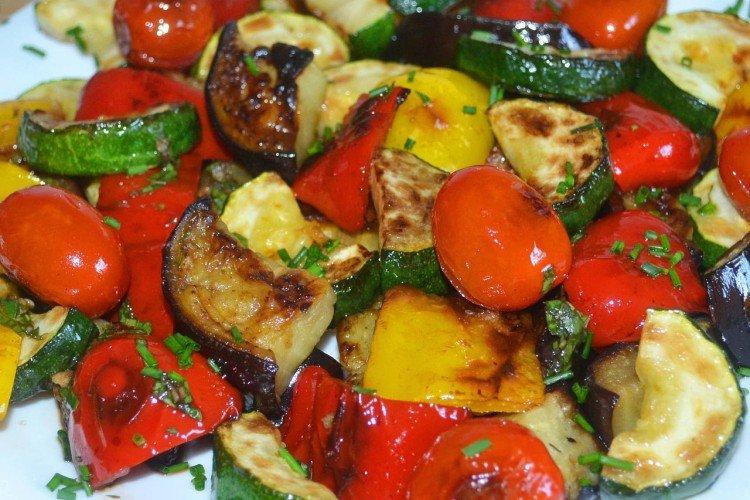 Теплый постный салат с кабачками