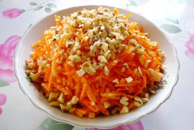 Постный салат с яблоком и орехами