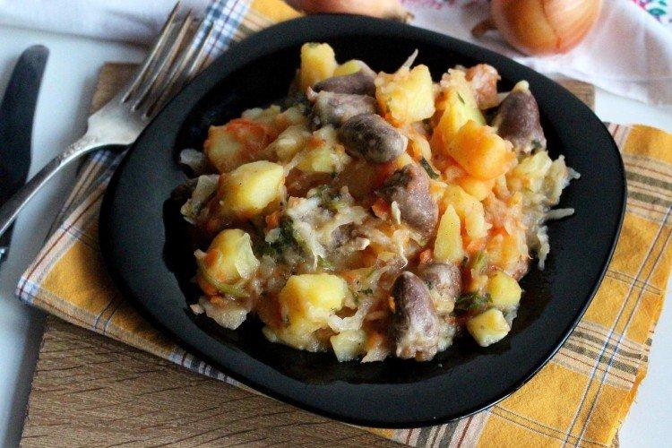 Тушеная капуста с картошкой и куриными сердечками
