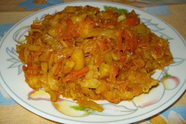 Тушеная капуста с картошкой и кабачками