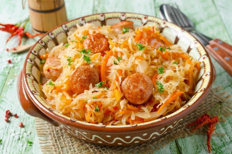 10 шикарных рецептов тушеной капусты с сосисками