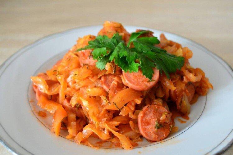 Тушеная капуста с сосисками – классический рецепт