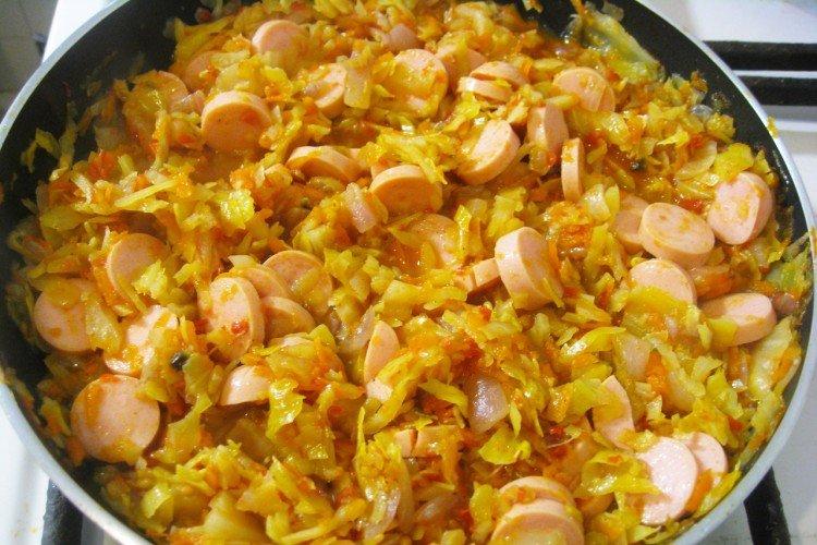 Тушеная капуста с сосисками и яйцом