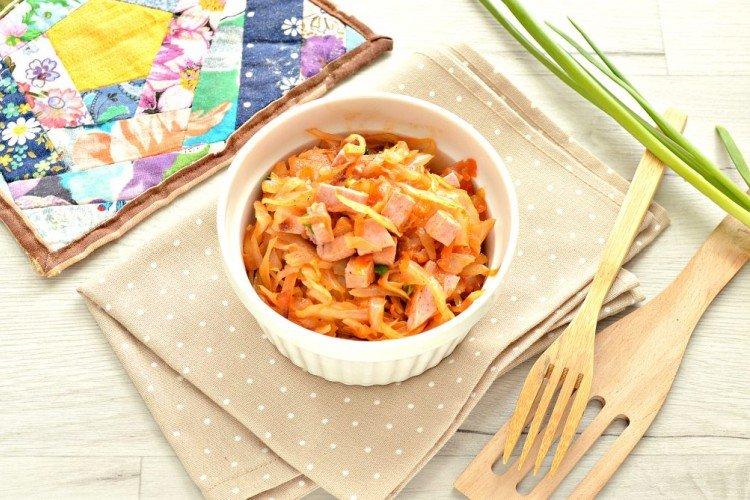 Тушеная капуста с сосисками и сельдереем