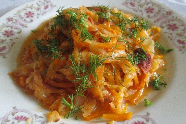 Тушеная капуста с сосисками и сметаной
