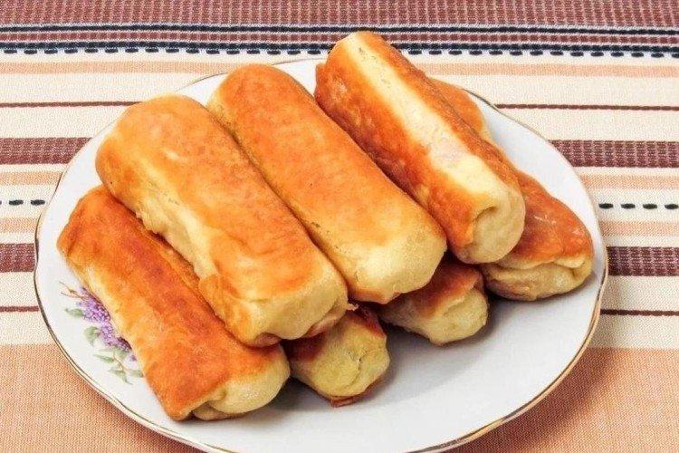 Жареные сосиски в кефирном тесте с яйцом