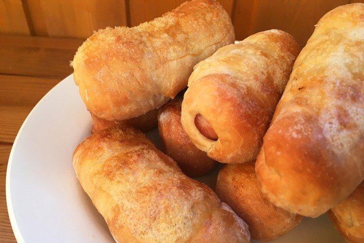 Жареные сосиски в тесте на воде и молоке