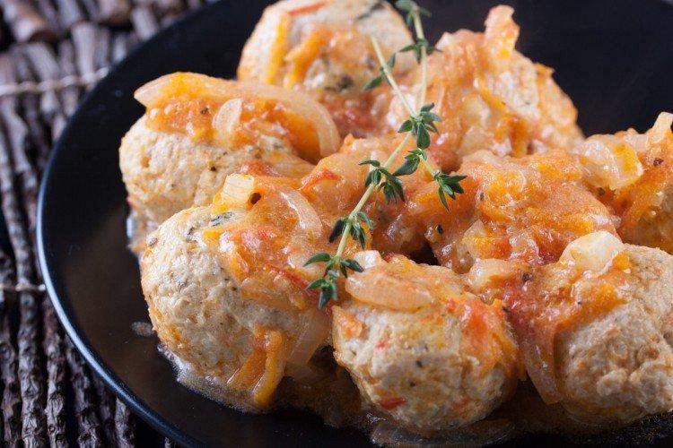 Тефтели с рисом в сливочном соусе