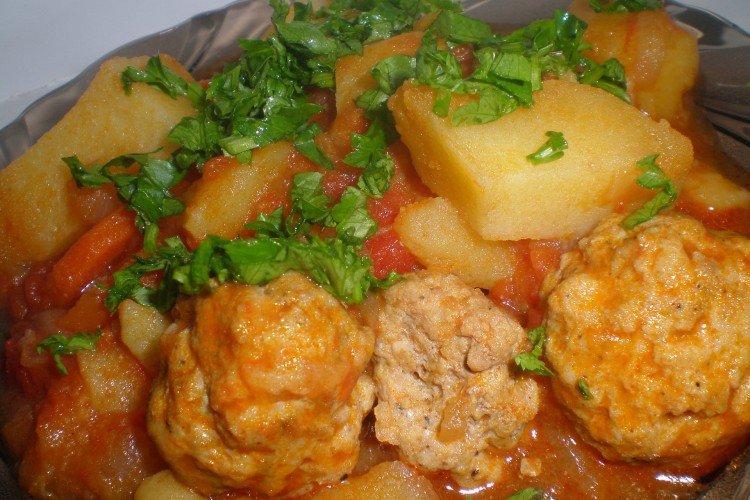 Тефтели с рисом и овощами