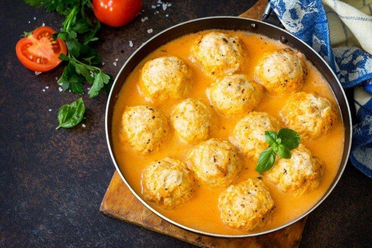 Тефтели с сырной подливкой