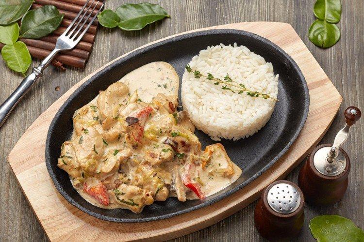 Курица с грибами и овощами в сливочном соусе