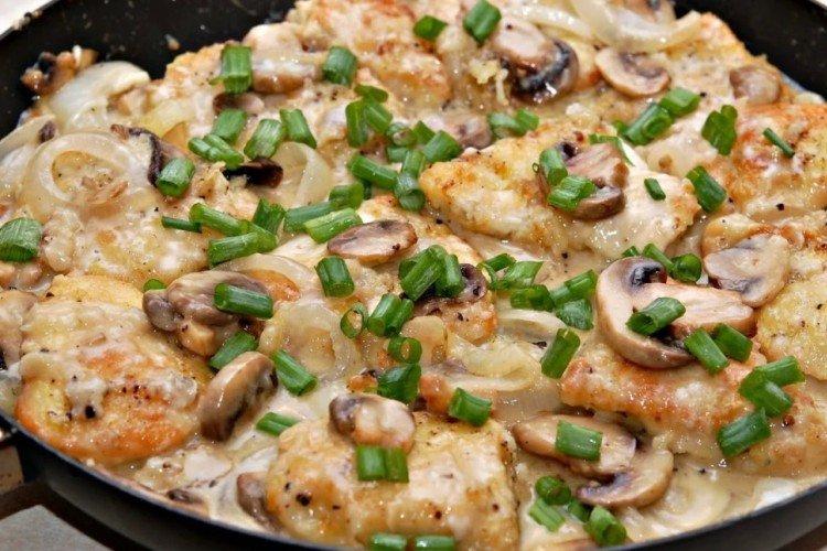 Курица с грибами и вином в сливочном соусе