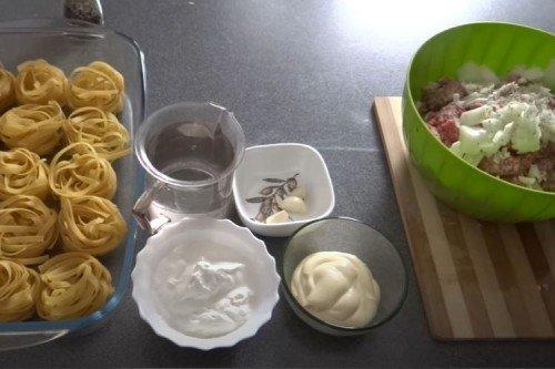 Гнезда с фаршем и луком в духовке