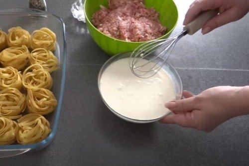 Гнезда с фаршем и луком в духовке