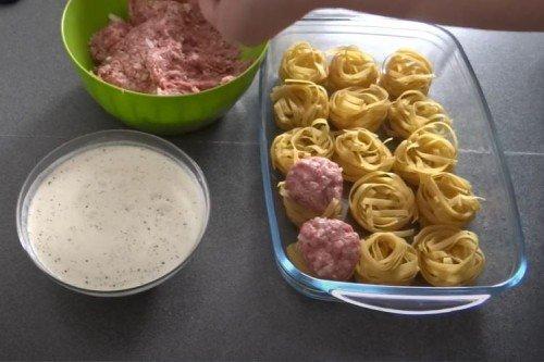 Гнезда с фаршем и луком в духовке