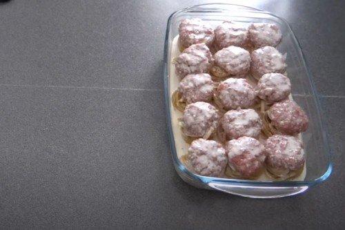 Гнезда с фаршем и луком в духовке