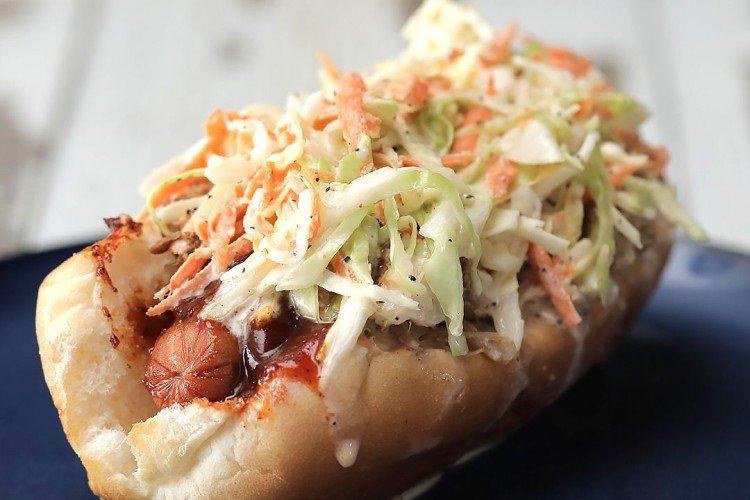 Хот-дог с пряной капустой