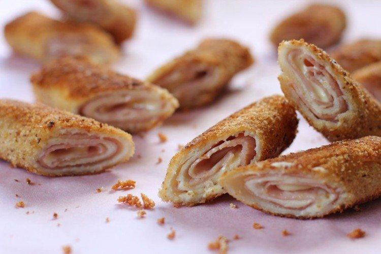 Рулетики с ветчиной к красному вину