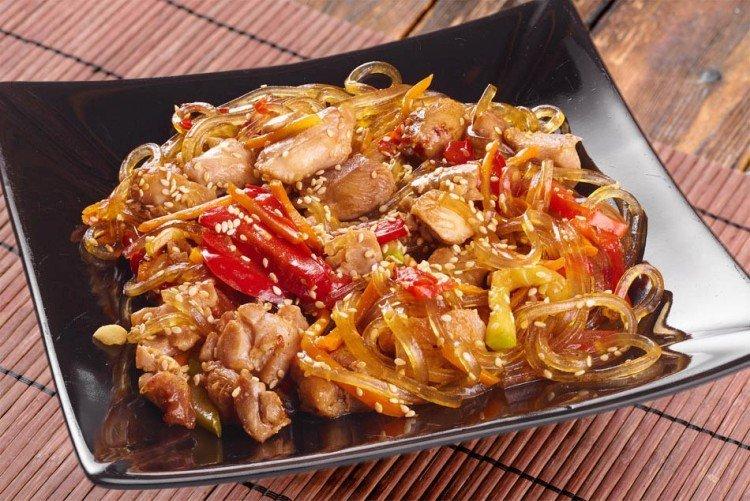 Фунчоза с курицей и овощами