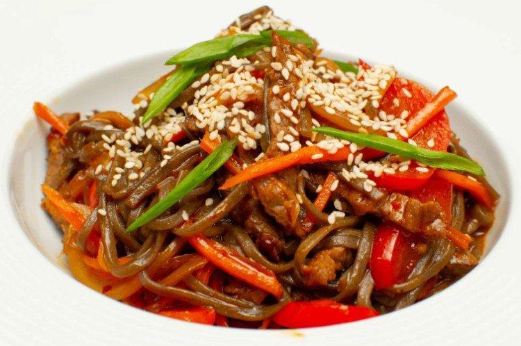 Фунчоза с говядиной и овощами в томатном соке