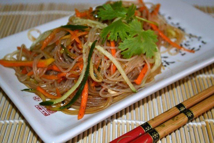 Фунчоза с овощами и имбирем