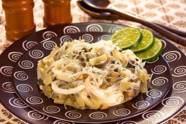 Салат с фунчозой и кальмарами