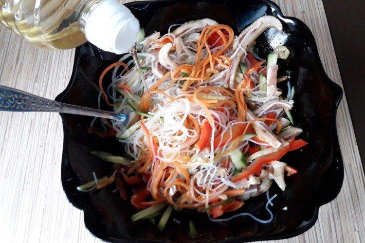 Салат с фунчозой и ветчиной