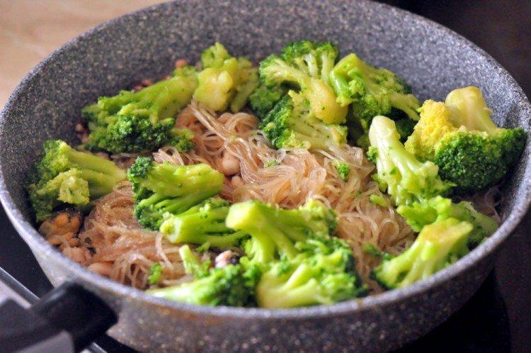 Салат с фунчозой, курицей и брокколи