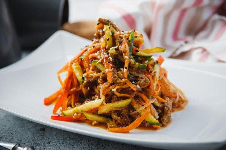 Салат с фунчозой и говядиной