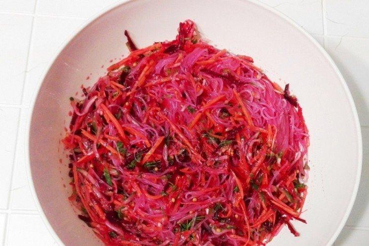 Салат с фунчозой и свеклой