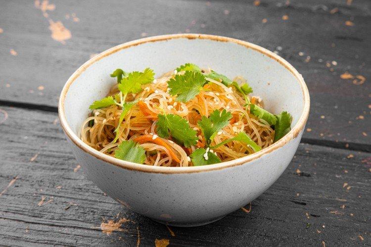 Салат с фунчозой и киноа