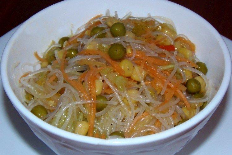 Фунчоза с креветками и горошком