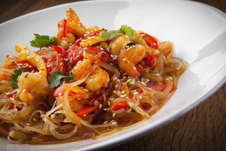 Фунчоза с креветками и базиликом