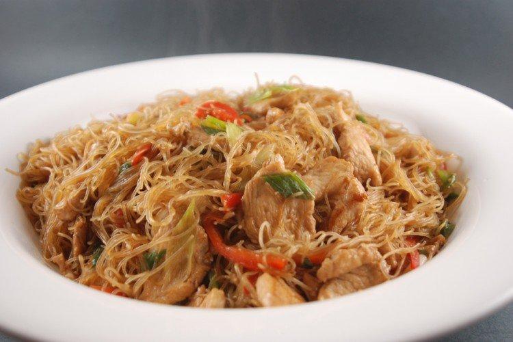 Фунчоза с курицей и цветной капустой