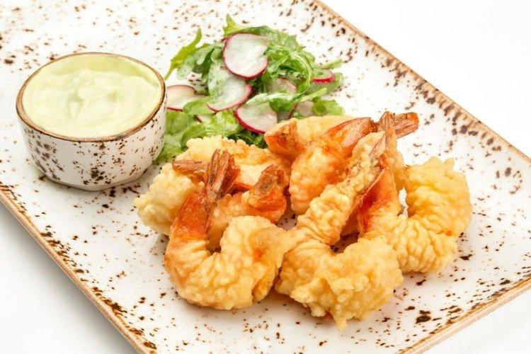 Креветки в кляре с соусом васаби