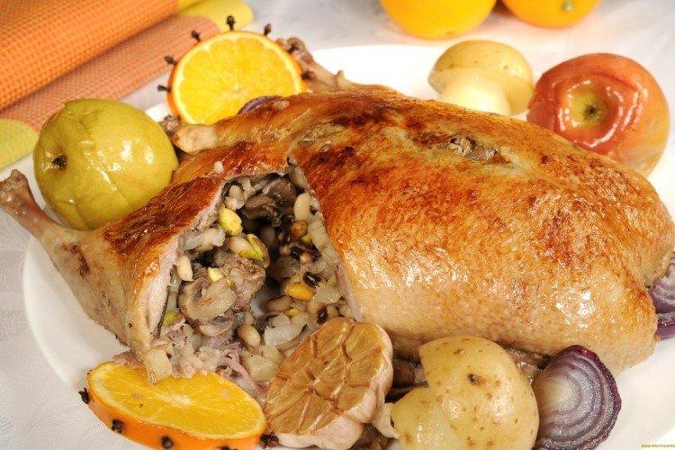 Утка, запеченная с картофелем и грибами