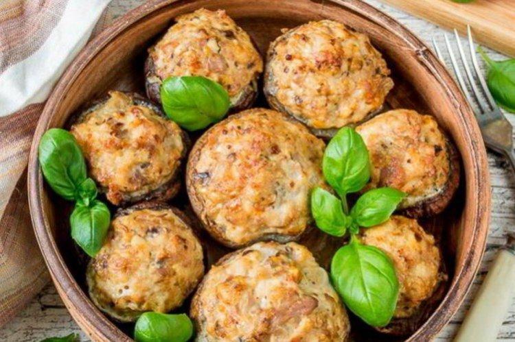 Шампиньоны, фаршированные ветчиной