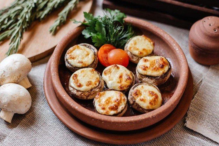 Шампиньоны с сулугуни