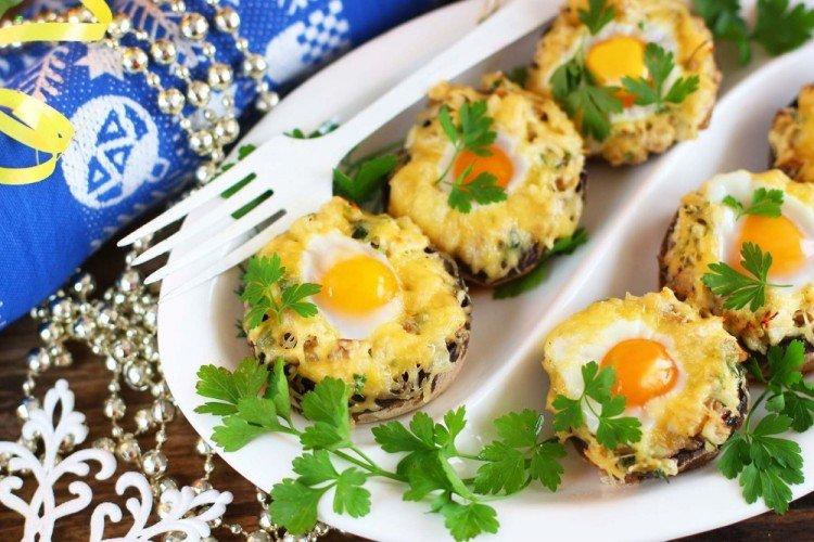 Запеченные шампиньоны с яйцом и сыром