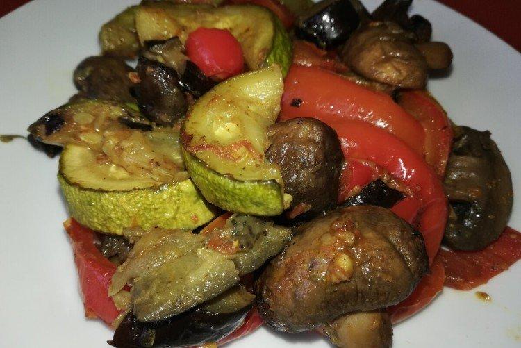 Шампиньоны, запеченные с овощами