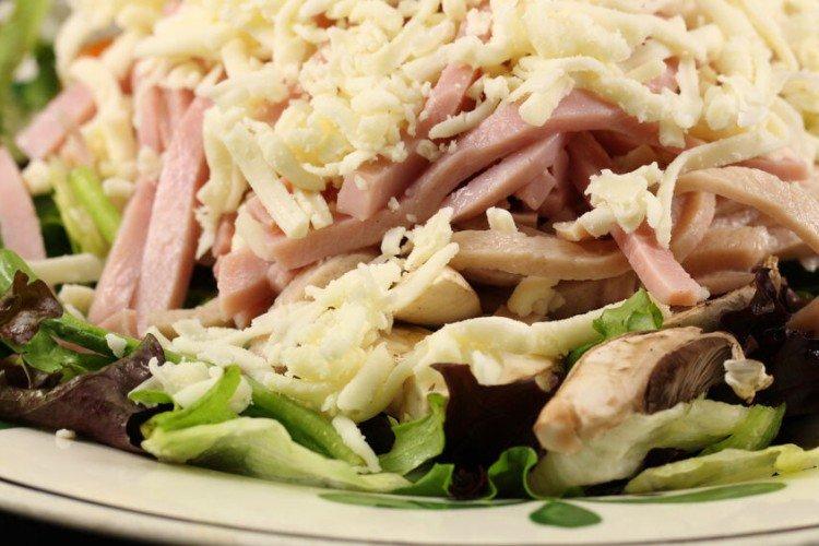 Салат с баклажанами, ветчиной и сыром