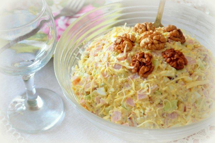 Салат с ветчиной, сыром и орехами