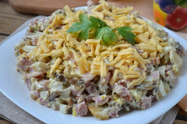 Салат с ветчиной, сыром и грибами