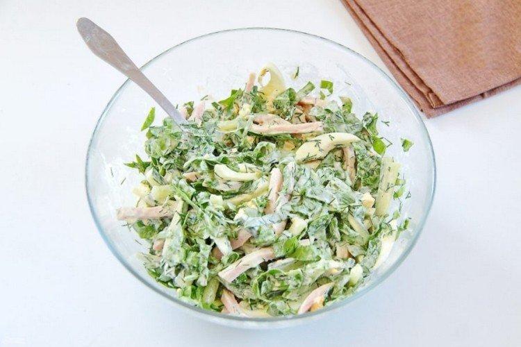 Салат со шпинатом, яйцами и ветчиной