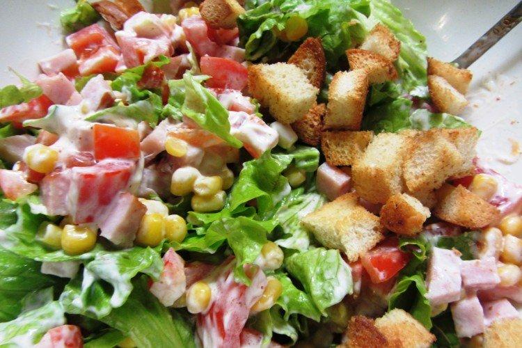 Салат с ветчиной и сухариками