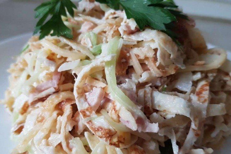 Салат с ветчиной и омлетом