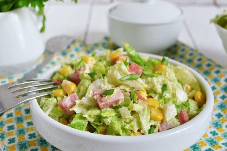 Салат с капустой, кукурузой и ветчиной