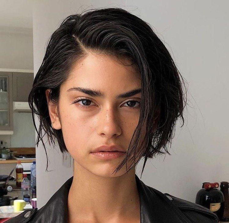 Томбой с косым пробором