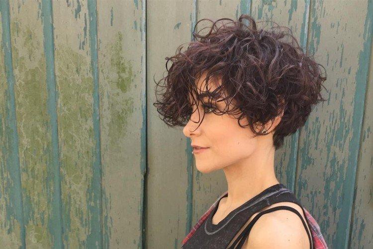 Томбой на волнистых локонах